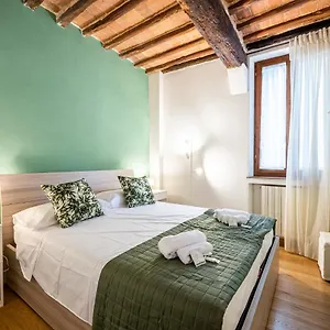 Apartment 35 Nel Centro Storico Di In The Historic Center Of, Siena